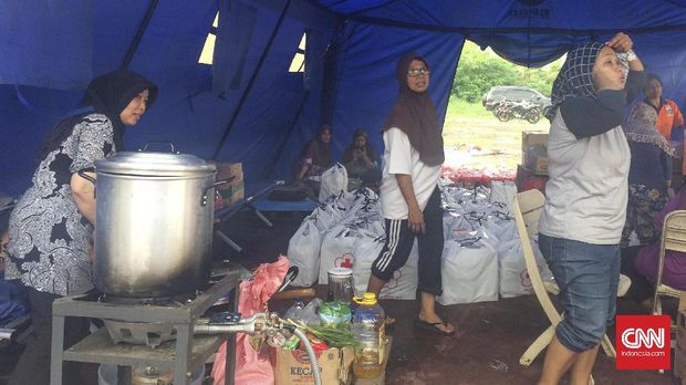 Berbagi Duka di Posko Pengungsi Banjir Jakarta