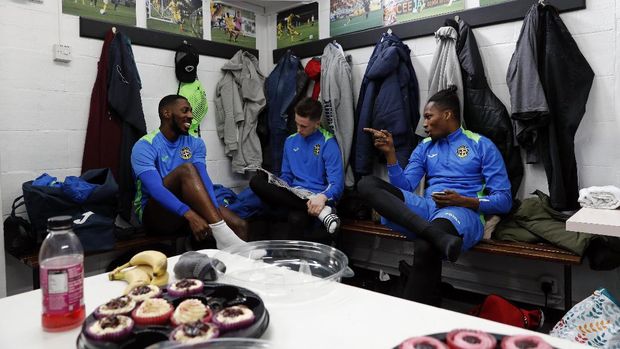 Ruang ganti pemain tim Sutton United yang amat sempit dan dinilai tak layak.