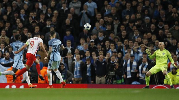 Radamel Falcao ketika mencetak gol ketiga AS Monaco ke gawang Caballero.