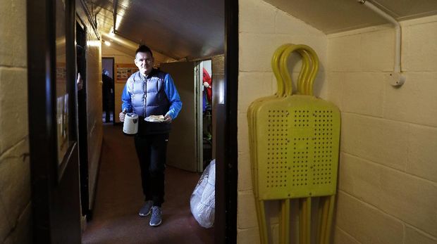 Lorong Stadion Gander Lane, markas Sutton United juga sangat sempit.