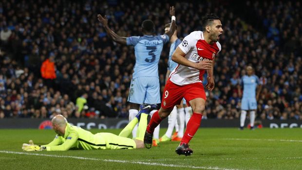 Gol penyerang AS Monaco Radamel Falcao sempat mem buat Manchester City frustrasi.