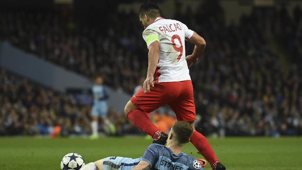 John Stones gagal meredam aksi Radamel Falcao di laga lawan AS Monaco.