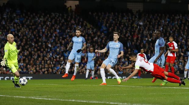 John Stones gagal menjaga pergerakan Radamel Falcao ketika mencetak gol pertama AS Monaco.