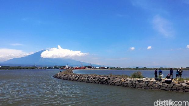  Lukisan Alam Gunung Ciremai Dari Pantai Kejawanan di Cirebon