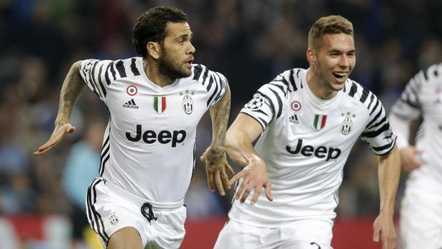 Dani Alves (kiri) dan Marko Pjaca mencetak gol kemenangan Juventus atas Porto.