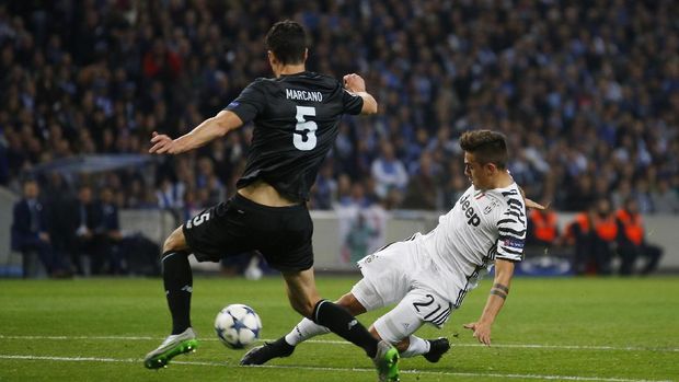 Paulo Dybala kerap membahayakan gawang Porto. Tendangannya sempat membentur gawang pada babak pertama.
