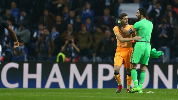 Iker Casillas berjumpa dengan Gianlugi Buffon di partai 16 Besar Liga Champions.