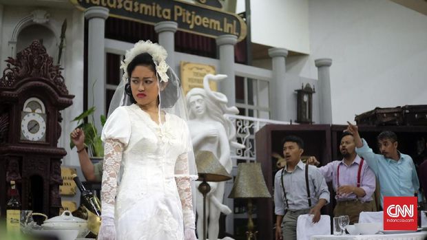 Cuplikan pentas Opera Ikan Asin.