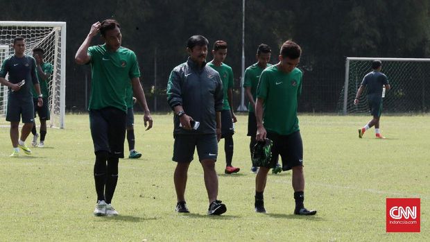 Indra Sjafri (tengah) menyambut positif pemanggilan pemainnya di Timnas Indonesia U-19 ke Timnas U-22.
