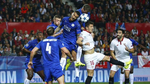 Para pemain Leicester City berupaya keras mencetak gol ke gawang Sevilla.