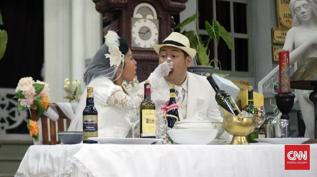 Di Opera Ikan Asin, ada sindiran tajam soal uang dan kekuasaan.