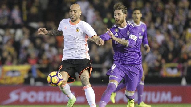 Simone Zaza (kiri) membuat lini pertahanan Real Madrid kesulitan.