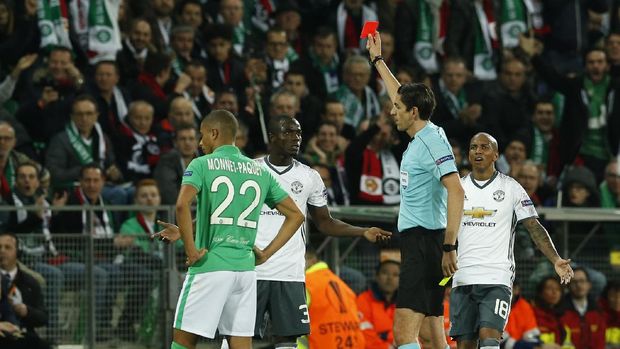 Eric Bailly didera kartu merah tidak langsung setelah melakukan pelanggaran keras terhadap pemain St Etienne.