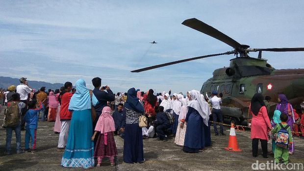 Warga Dihibur Atraksi Pesawat Tempur di Aceh Air Show