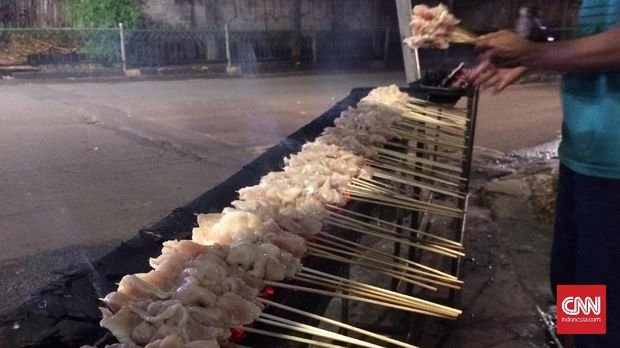 Alat pembakar ini bisa memasak sate sampai 100 tusuk