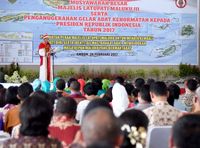 Terima Gelar Pemimpin Besar Maluku, Jokowi Kenakan Jubah