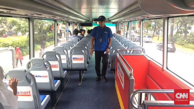 Suasana bagian dalam bus Jakarta Explorer tujuan Bala Kota-Kalijodo.