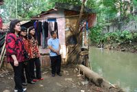 Istri Wagub DKI, Happy Farida bersama rombongan Istri anggota DPR dari Fraksi PDIP tinjau sungai di dekat permukiman warga