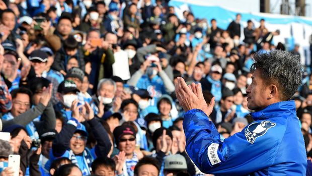 Kazu Miura mendapatkan gemuruh tepuk tangan dari para penggemarnya setelah pertandingan. 