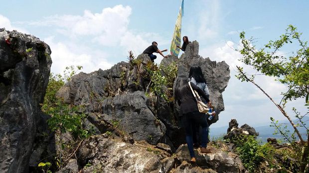  Wisatawan mampu naik-naik hingga atas, tapi tetap hati-hati ya! (Syahdan/detikTravel)