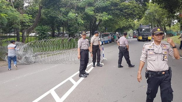 Polisi Jaga Ketat Pleno Penghitungan Manual KPU Banten 