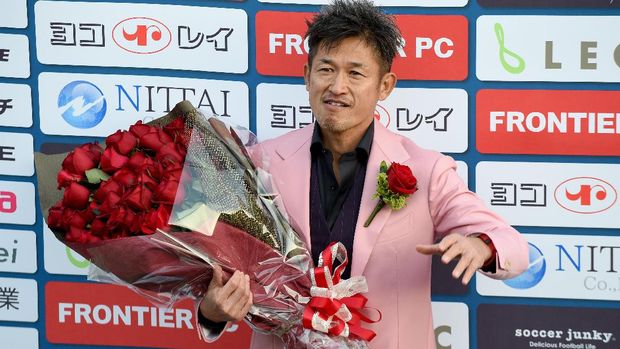 Kazuyoshi Miura merayakan ulang tahun dengan memotong kue dan didendangkan lagu selamat ulang tahun oleh penonton. 