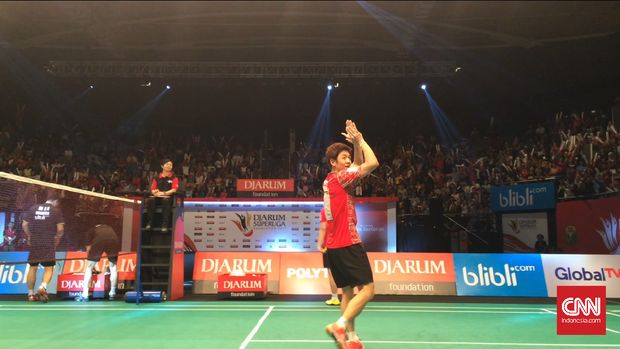 Lee Yong Dae memberikan terima kasih kepada penonton di DBL Arena. Ia adalah salah satu pebulutangkis paling populer di Djarum Superliga.