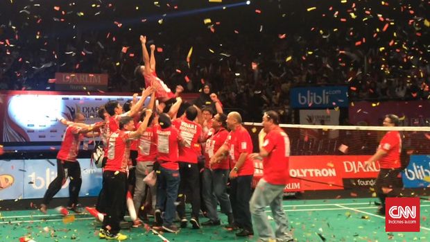 Anthony Ginting diarak setelah sukses merebut partai kelima. 