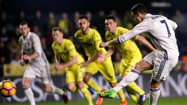 Penalti Real Madrid oleh Cristiano Ronaldo dianggap kontroversial karena kubu Villareal menganggap pemainnya tidak mengenai bola dengan tangannya.
