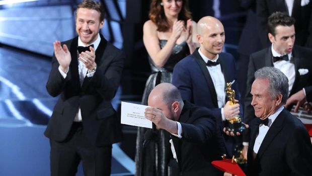 Film Terbaik Oscar 2017 salah panggil, seharusnya Moonlight bukan La La Land.