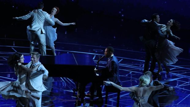 Penampilan John Legend menyanyikan dua lagu La La Land.