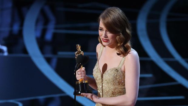 Emma Stone terharu menerima Piala Oscar-nya.