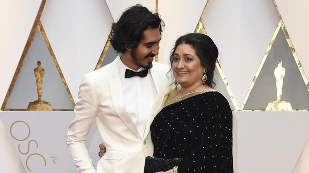 Dev Patel membawa ibunya ke karpet merah Oscar 2017.
