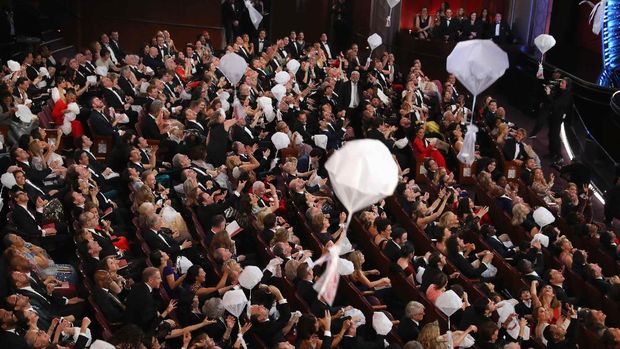 Permen berjatuhan dari 'langit' di Oscar 2017.