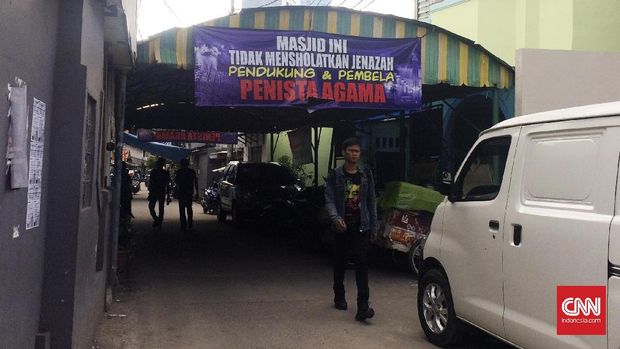 Spanduk berukuran besar masih dipasang di dua sisi depan Masjid Al-Jihad