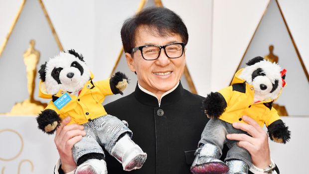 Jackie Chan dan dua panda yang dibawanya ke mana-mana.
