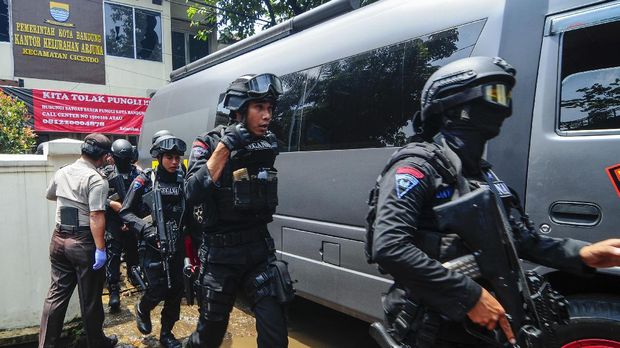 Aksi melumpuhkan pelaku teror bom di Bandung.
