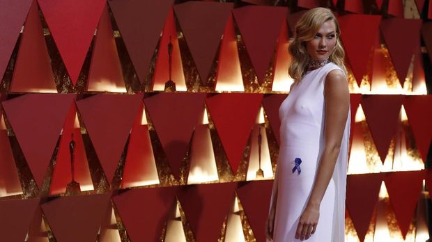 Karlie Kloss mengenakan pita biru ACLU.