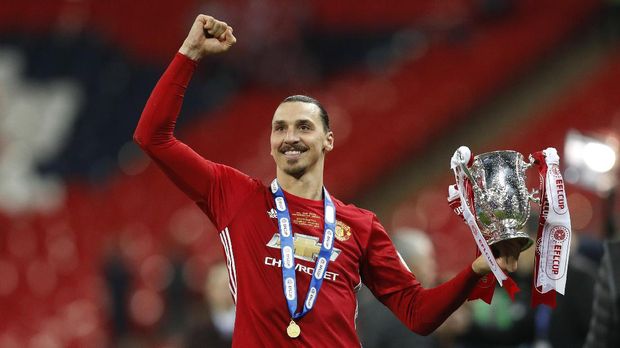 Zlatan Ibrahimovic mencetak dua gol ke gawang Southampton di final Piala Liga.