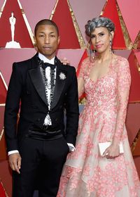 pakai setelan chanel pharrell williams tiru karl lagerferld di oscar pakai setelan chanel pharrell williams tiru karl lagerferld di oscar
