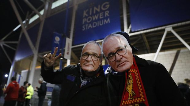 Fan Leicester mengenakan topeng wajah Claudio Ranieri.