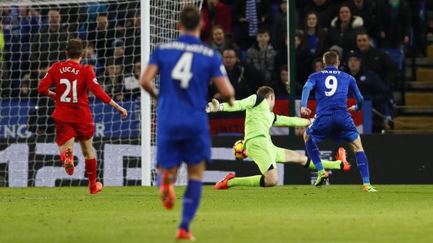 Jamie Vardy dengan mudah mencetak gol pertama ke gawang Liverpool