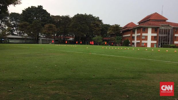 Latihan Timnas Indonesia U-22 dipindah ke lapangan 'kelas dua' milik Sekolah Pelita Harapan, Karawaci, Tangerang, Selasa (28/2).