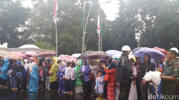 Cerita Para Ibu yang Kehujanan demi Raja Salman
