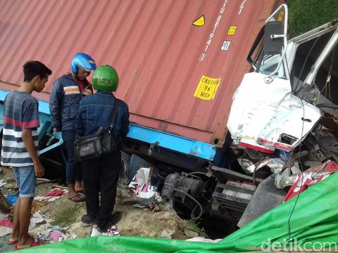 3 Truk Bertabrakan di Karanganyar, Warung dan Bengkel Jadi Korban