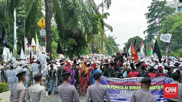 Loyalitas Muslim Pendukung dan Mualaf Penolak di Sidang Ahok