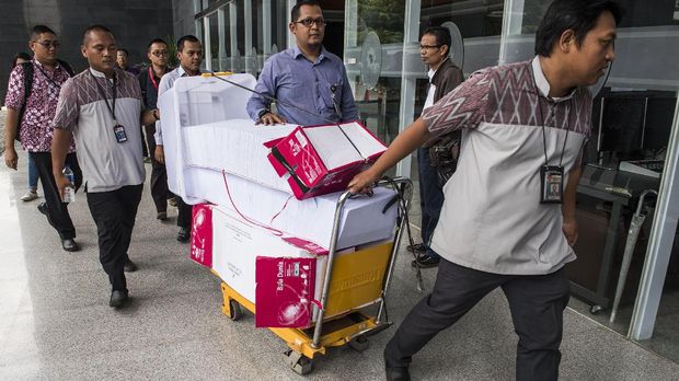 Jaksa Penuntut Umum KPK membawa berkas perkara kasus dugaan korupsi proyek E-KTP ke dalam gedung pengadilan Tipikor, Jakarta.