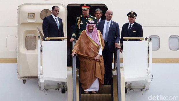 Pria Tegap Berkepala Plontos di Dekat Raja Salman, Siapa Dia?