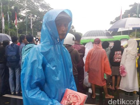 Bogor Dikunjungi Raja Salman, Pedagang Jas Hujan Panen Pembeli