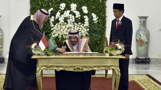 Presiden Joko Widodo (kanan) mendampingi Raja Arab Saudi Salman bin Abdulaziz Al-Saud (tengah) menandatangani buku tamu saat kunjungan kenegaraan di Istana Bogor.